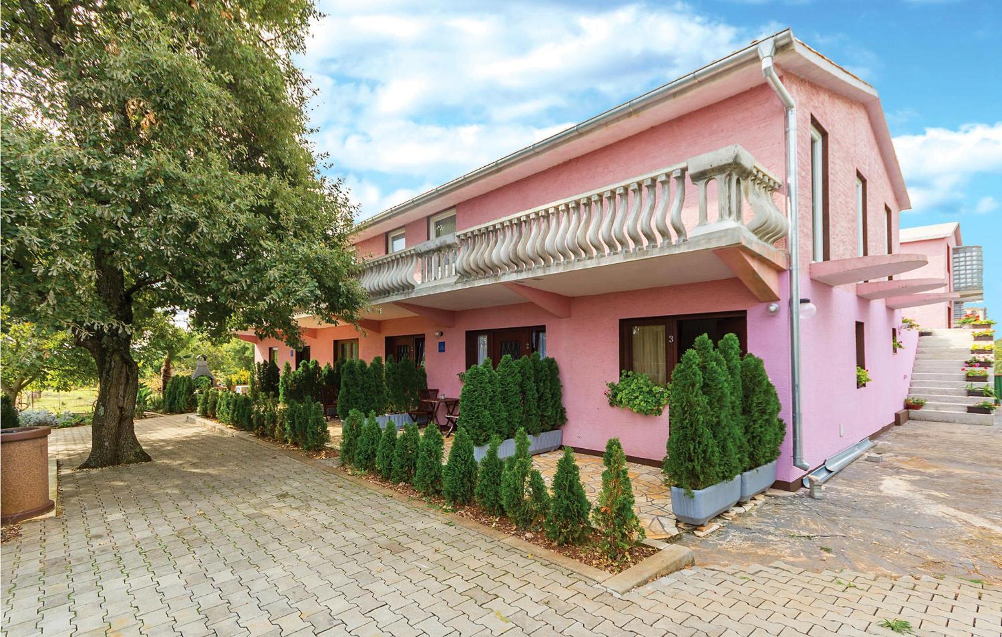 Awesome In Valtursko Polje With Kitchen